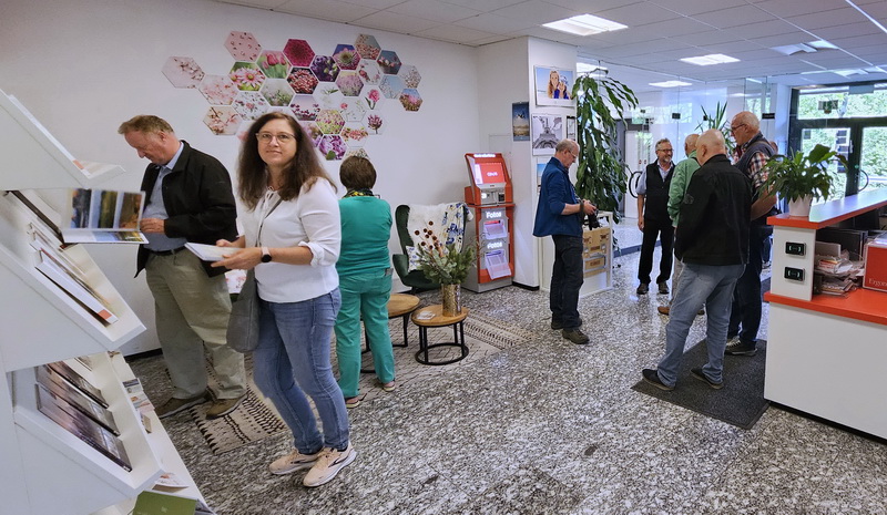 Am Empfang wurden die CEWE-Fotobücher begutachtet und darüber fachgesimpelt Am Empfang wurden die CEWE-Fotobücher begutachtet und darüber fachgesimpelt