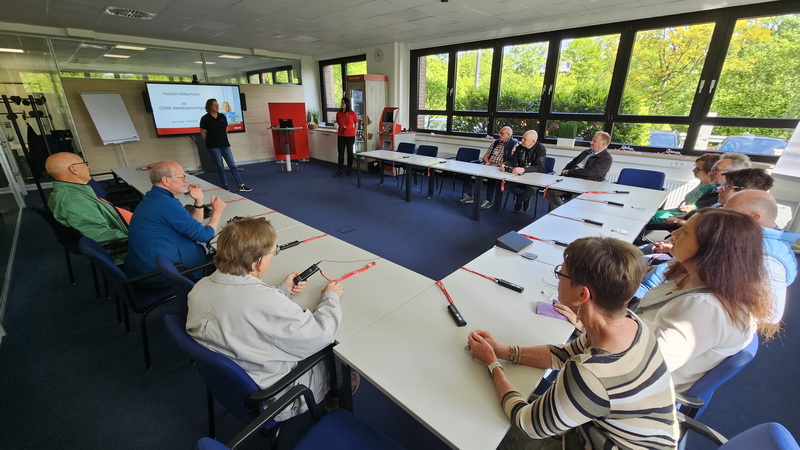 Die kundendienstverantwortliche Frau Friebe begrüßte uns im Namen der CEWE Stiftung am Standort in München/Germering. Die kundendienstverantwortliche Frau Friebe begrüßte uns im Namen der CEWE Stiftung am Standort in München/Germering.