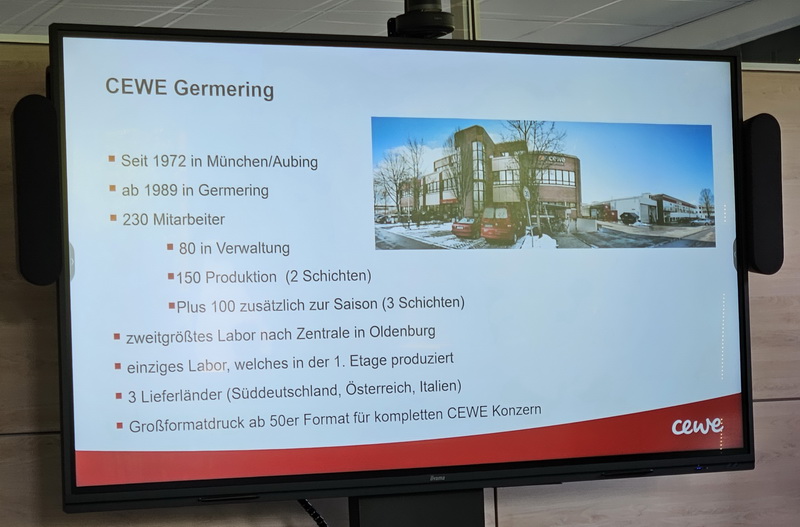 CEWE Germering ist der zweitgrößte CEWE-Labor-Standort nach der Zentrale in Oldenburg. Aus datenrechtlichen Gründen usw. durften leider keine Fotos in den Produktionsräumen gemacht werden. CEWE Germering ist der zweitgrößte CEWE-Labor-Standort nach der Zentrale in Oldenburg. Aus datenrechtlichen Gründen usw. durften leider keine Fotos in den Produktionsräumen gemacht werden.