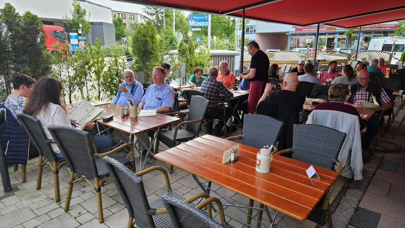 Gemeinsames Mittagessen im griechischen Lokal MONDO gleich in der Nähe Gemeinsames Mittagessen im griechischen Lokal MONDO gleich in der Nähe