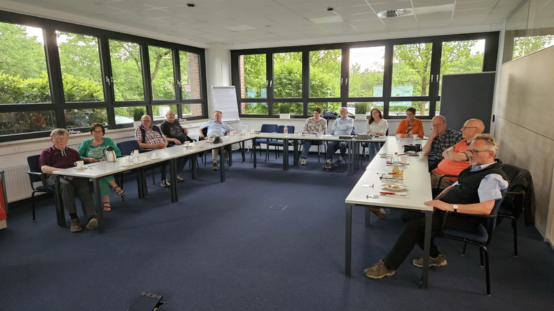 Die Teilnehmerrunde der Fotofreunde mit vielen Fragen zu den Möglichkeiten der umfangreichen CEWE-Software. Die Teilnehmerrunde der Fotofreunde mit vielen Fragen zu den Möglichkeiten der umfangreichen CEWE-Software.