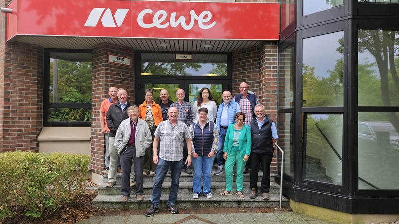 Gruppenfoto der Fotofreunde Wiggensbach vor dem CEWE-Haupteingang Gruppenfoto der Fotofreunde Wiggensbach vor dem CEWE-Haupteingang