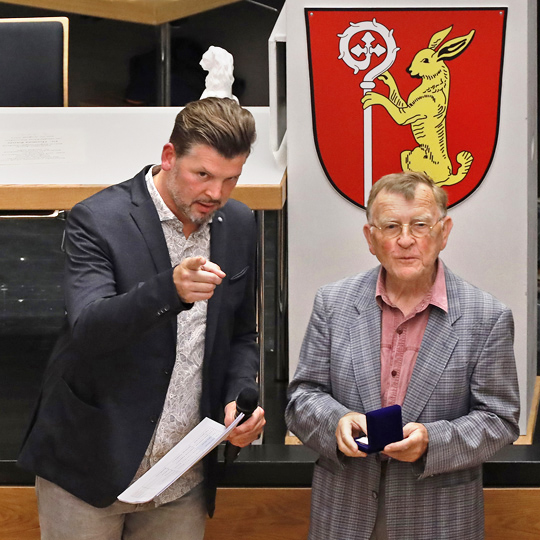 Elmar Jonietz erhält seine erste Medaille Elmar Jonietz erhält seine erste Medaille