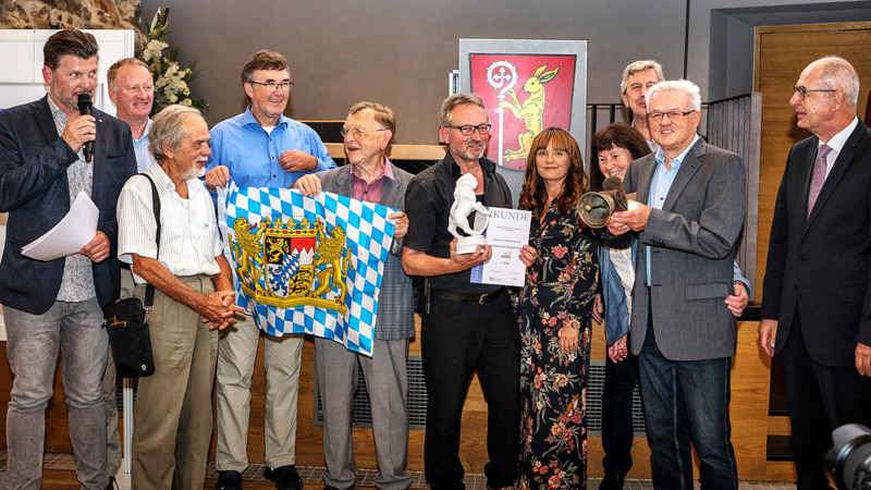 Dr. Bauer (rechts) überreicht den Bayerischen Löwen an den Fotoclubmeister Dr. Bauer (rechts) überreicht den Bayerischen Löwen an den Fotoclubmeister