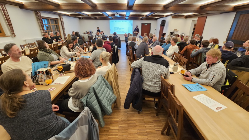 Der Saal ist gut gefüllt Der Saal ist gut gefüllt
