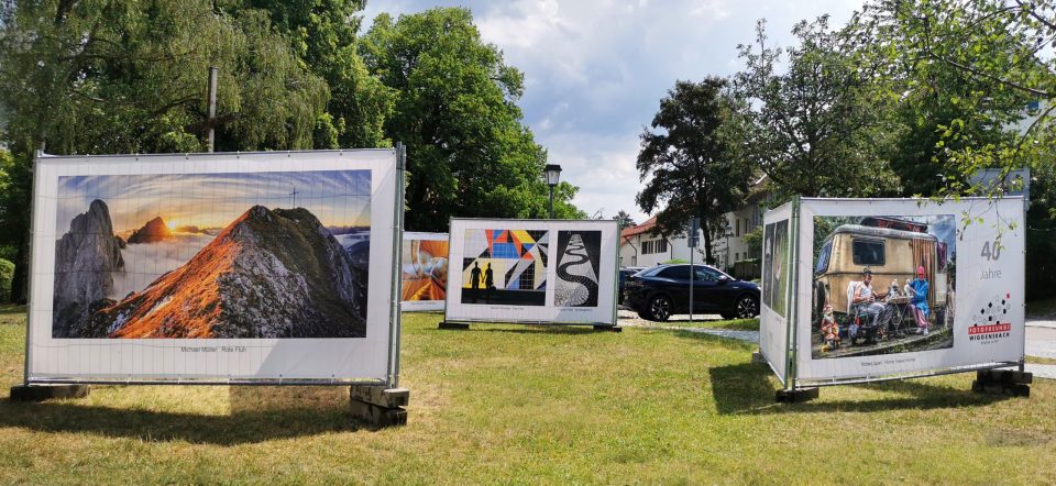 Ausstellungsbanner vor der Kirche Ausstellungsbanner vor der Kirche